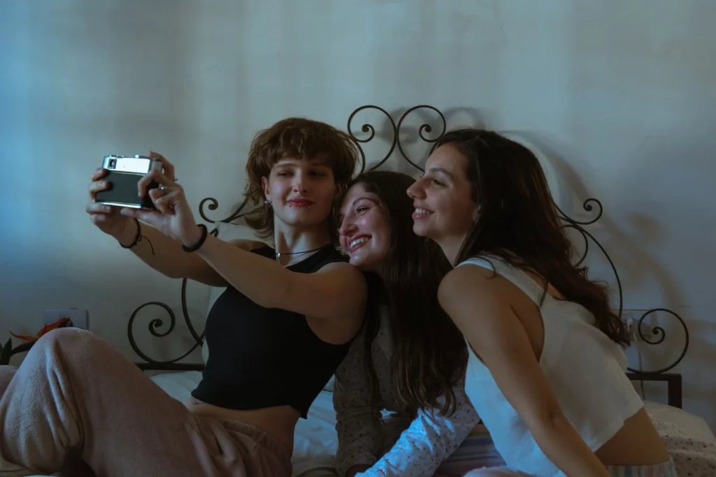 Chicas jóvenes haciéndose un selfie