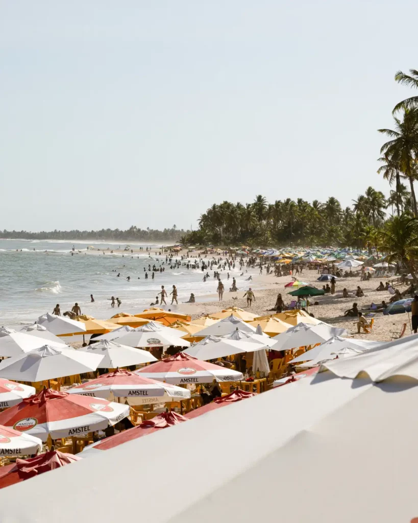 Playa abarrotada de sombrillas y gente en pleno verano