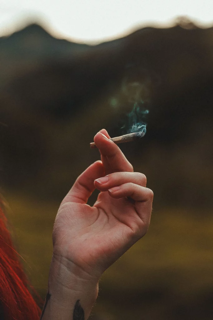 Mano sosteniendo un cigarrillo