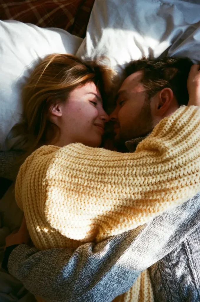 Pareja en actitud cariñosa