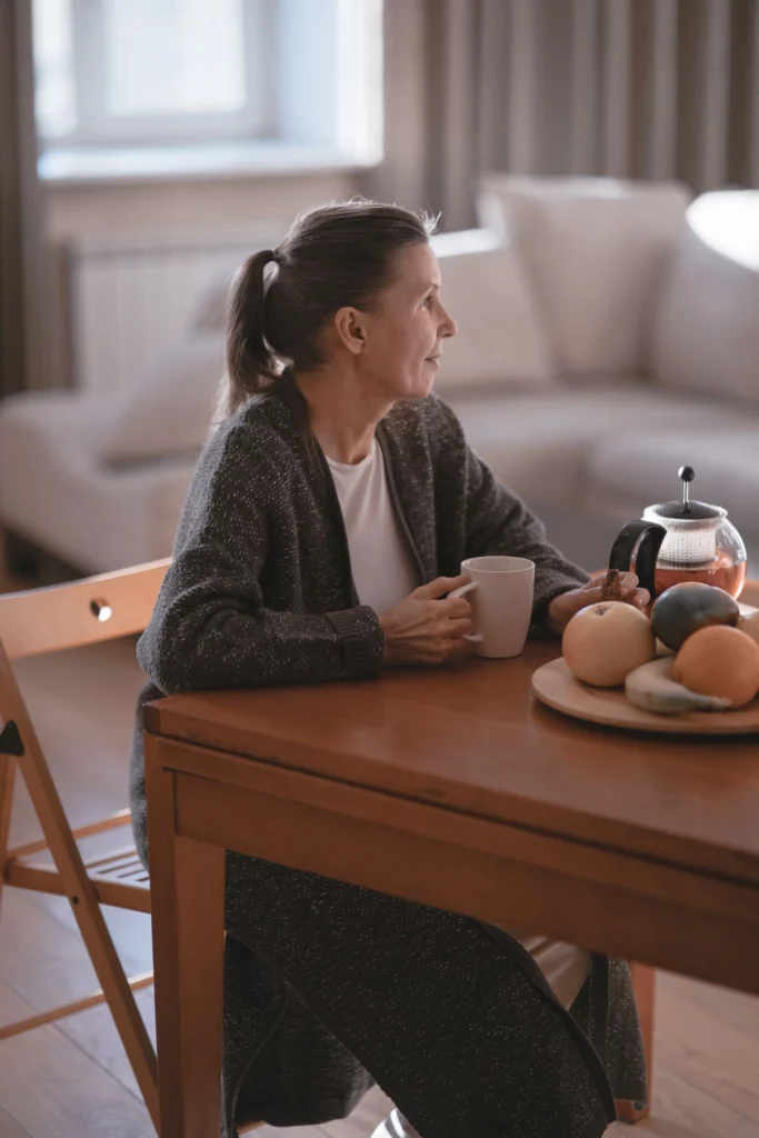Mujer adulta bebe un té