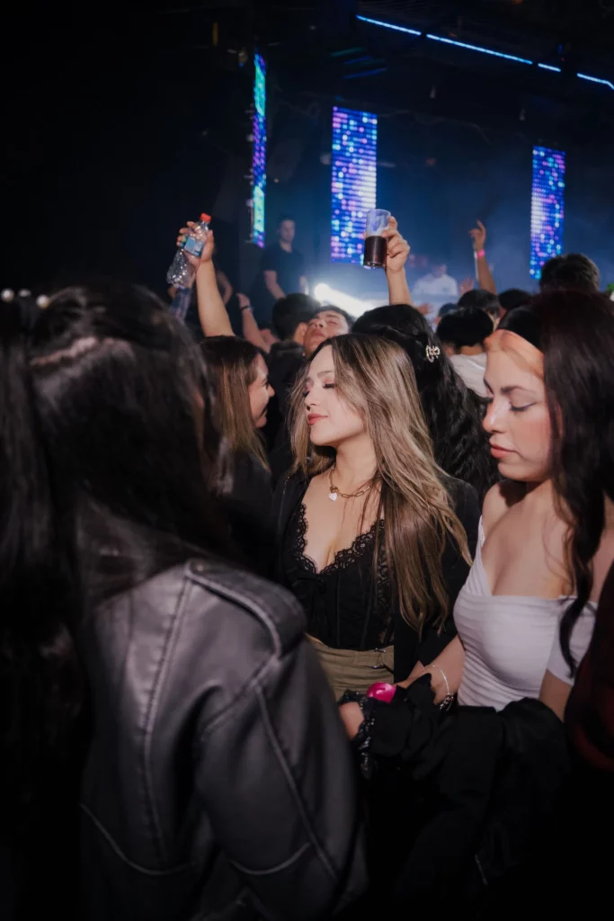 Mujeres se divierten en una discoteca