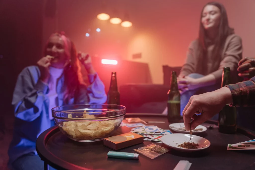 Encuentro de amigos distendido con consumo de drogas