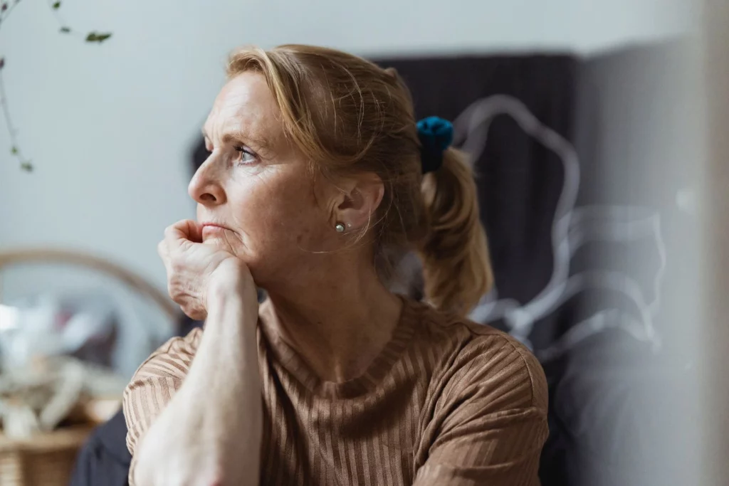 Mujer adulta pensativa
